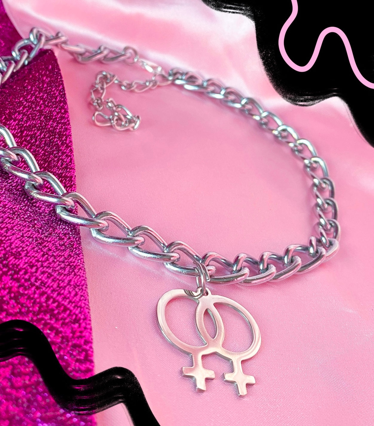 Double venus symbol on chunky chain necklace