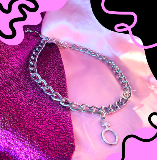 Non binary charm on chunky chain choker necklace